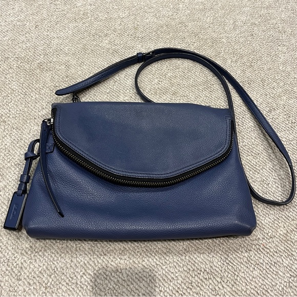 TUMI Leather Crossbody Shoulder Bag Personal Item Travel Purse Clutch RFID Safe - Picture 5 of 16